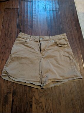UNIQLO high-rise Mom Shorts In Brown